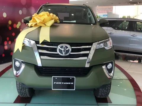 Toyota Fortuner phiên bản Limited - màu xanh ngọc lục với giá lăn bánh 1,1 tỷ đồng